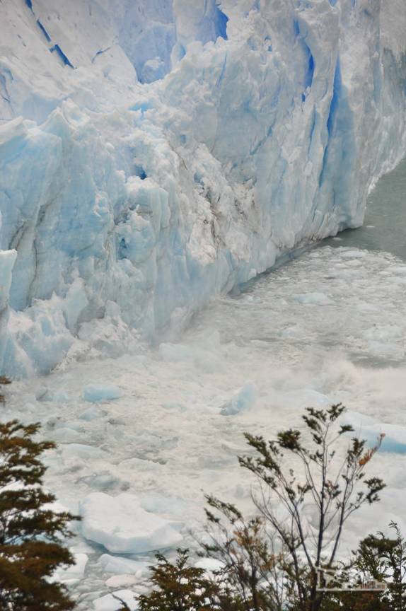 Um arco de gelo entra em colapso no glaciar Perito Moreno, no parque Nacional Los Glaciares, região de El Calafate, no sul da Argentina (foto 10 de 10)